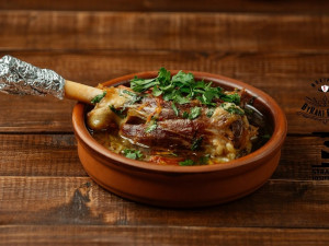 Κότσι Αρνιού μπραιζέ με ByRaki flavor Κότσι Αρνιού μπραιζέ με ByRaki flavor