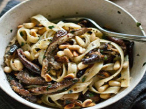 Λαζάνια με μανιτάρια και κουκουνάρι Λαζάνια με μανιτάρια και κουκουνάρι