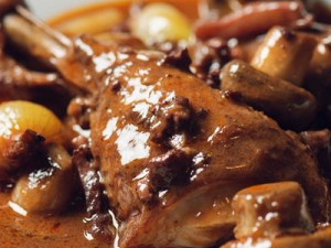 Κόκορας χωριάτικος κρασάτος με μανιτάρια Κόκορας χωριάτικος κρασάτος με μανιτάρια