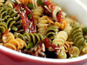 Μακαρονοσαλάτα με σως γιαουρτιού και μουστάρδα Μακαρονοσαλάτα με σως γιαουρτιού και μουστάρδα